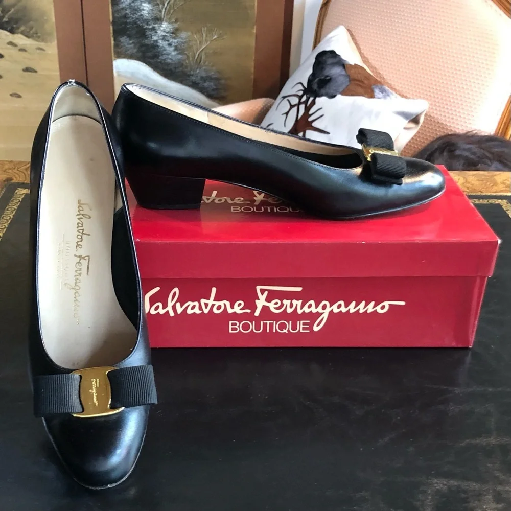 Salvatore Ferragamo Vara Pump Size 7B in Nero Calfskin - Picture 16 of 16